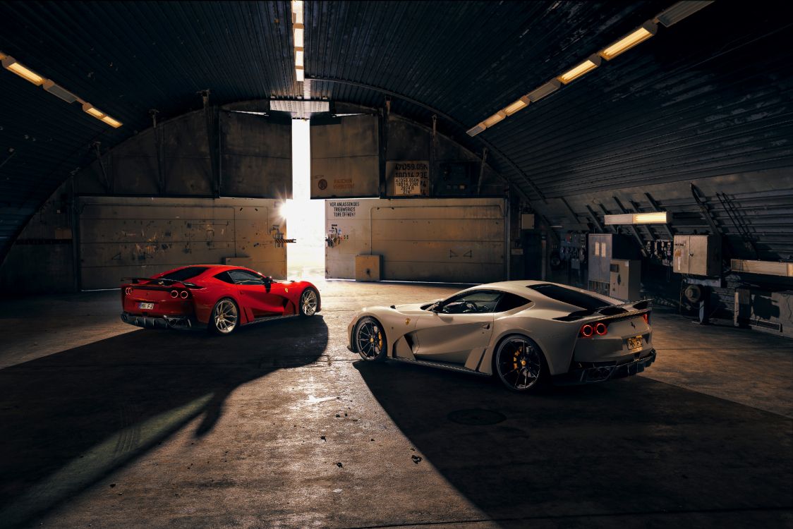 Porsche 911 Blanche et Rouge Garée Sur Une Route en Béton Gris. Wallpaper in 4500x3002 Resolution