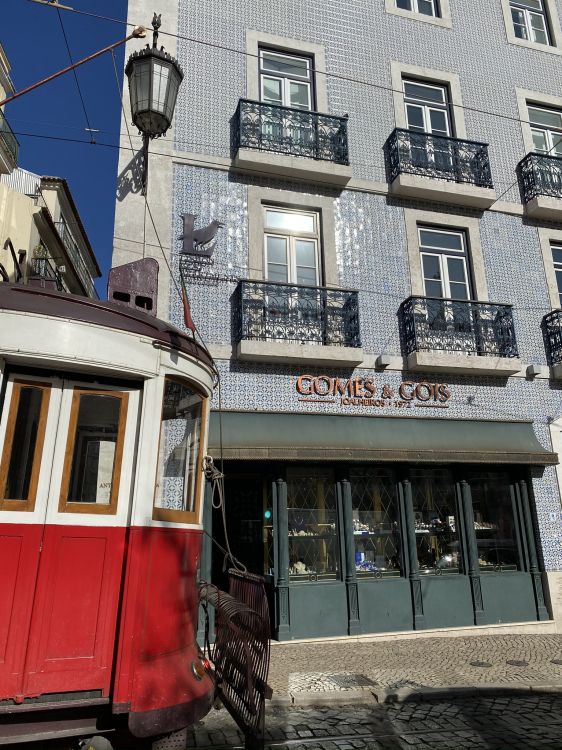 Téléphérique, Fenêtre, Façade, Électricité, Alimentation Électrique. Wallpaper in 1536x2048 Resolution