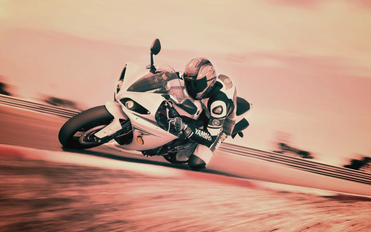 Homme au Casque de Moto Noir et Blanc Faisant du Vélo de Sport Blanc et Noir. Wallpaper in 2560x1600 Resolution