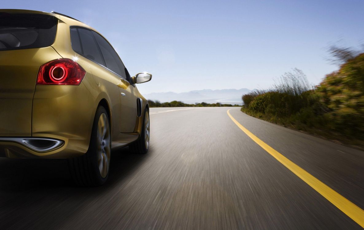 Voiture Jaune Sur Route Goudronnée Grise Pendant la Journée. Wallpaper in 3100x1960 Resolution