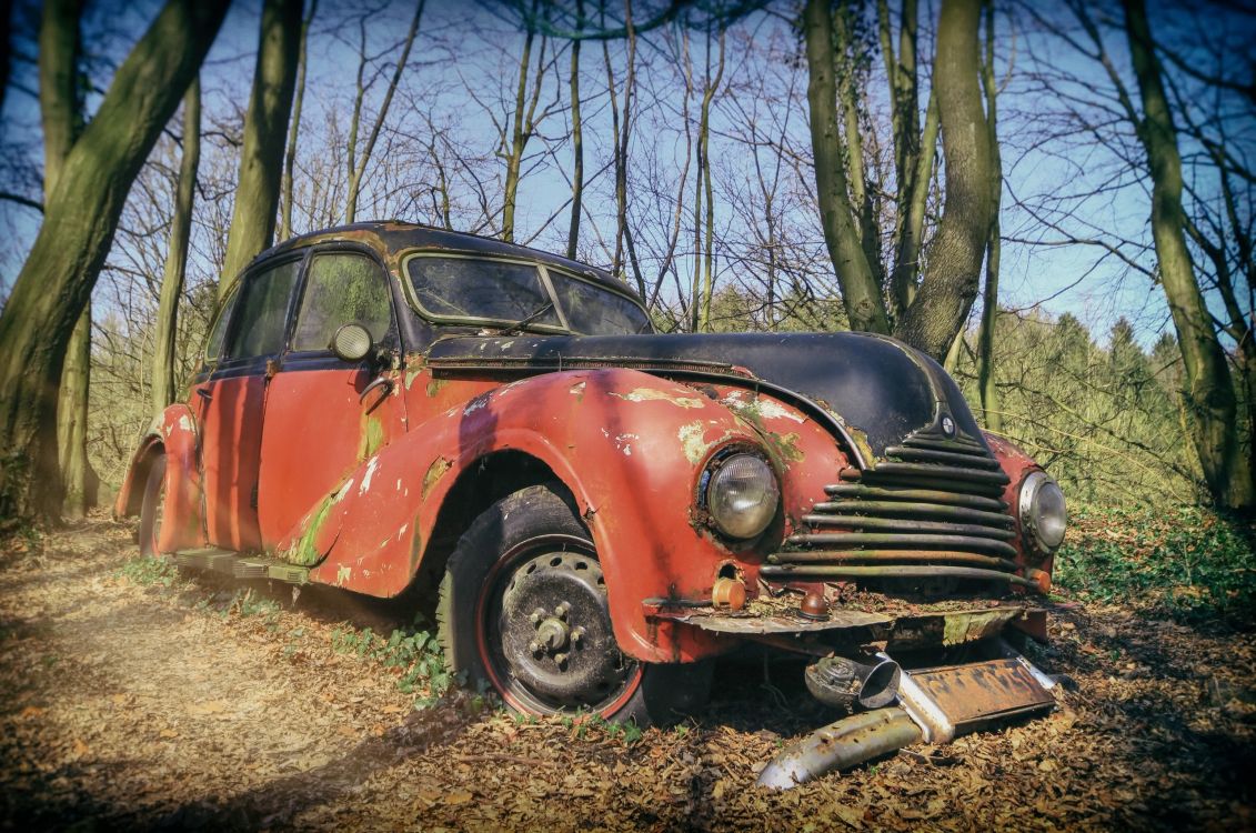 Red and Black Vintage Car Parked on Brown Grass Field During Daytime. Wallpaper in 2560x1697 Resolution