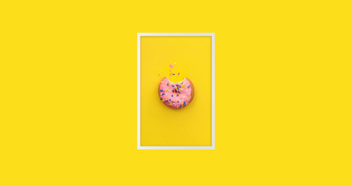 Gelb-weißer Herzförmiger Keks. Wallpaper in 5670x2990 Resolution