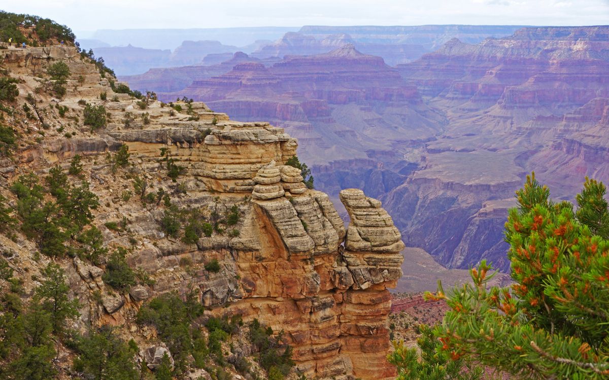 Montagne Rocheuse Brune Sous Ciel Blanc Pendant la Journée. Wallpaper in 2880x1800 Resolution