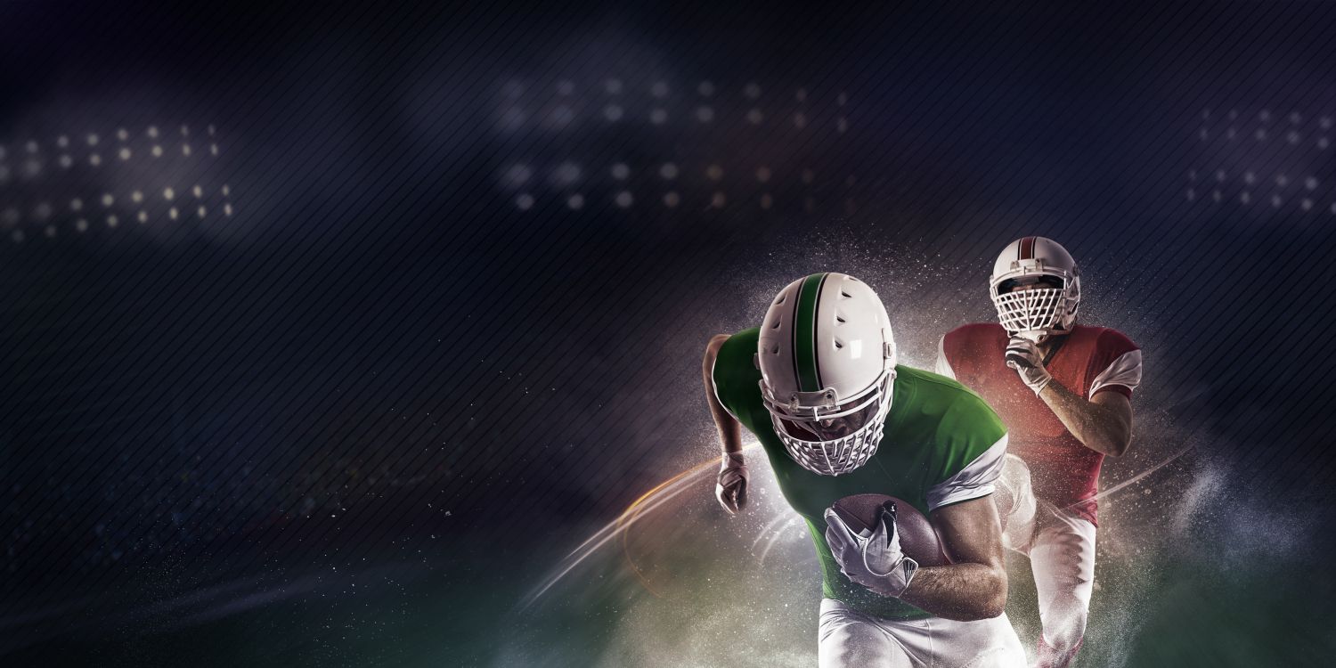 Joueur de Football en Maillot Vert. Wallpaper in 3840x1920 Resolution