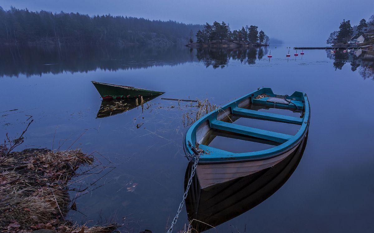 Bateau Bleu et Blanc Sur le Lac Pendant la Journée. Wallpaper in 3840x2400 Resolution