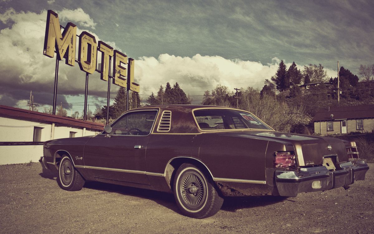 Berline Rouge Garée Sur Une Route en Béton Gris Sous Des Nuages Gris. Wallpaper in 2560x1600 Resolution