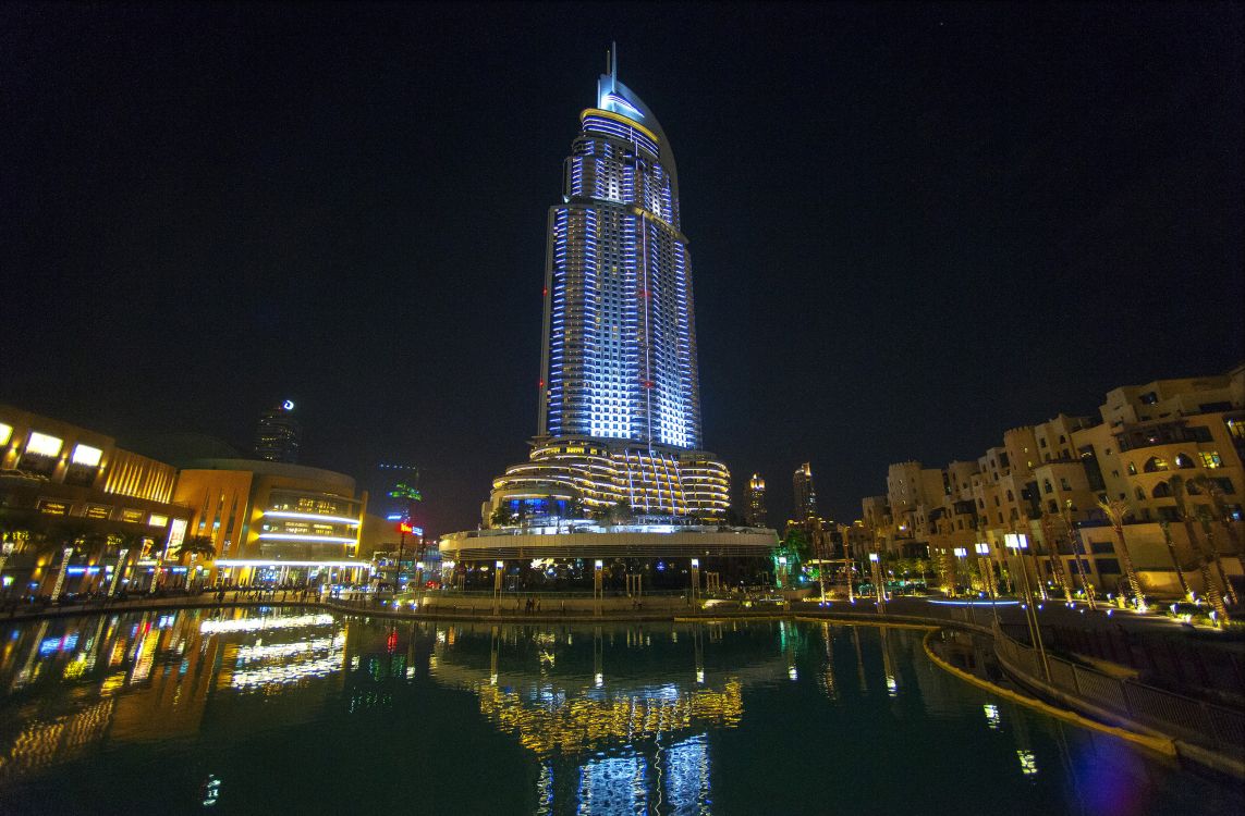 Edificio de Hormigón Blanco y Negro Cerca Del Cuerpo de Agua Durante la Noche. Wallpaper in 2600x1705 Resolution