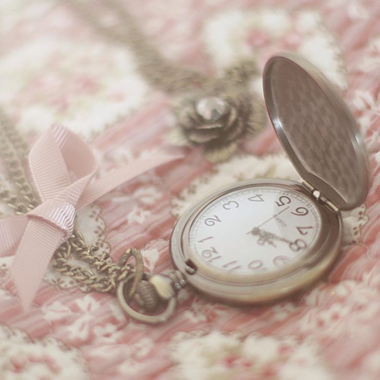 Montre de Poche en or Sur Textile Floral Rose et Blanc. Wallpaper in 2048x2048 Resolution