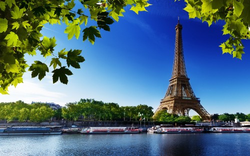 Image eiffel tower near body of water during daytime