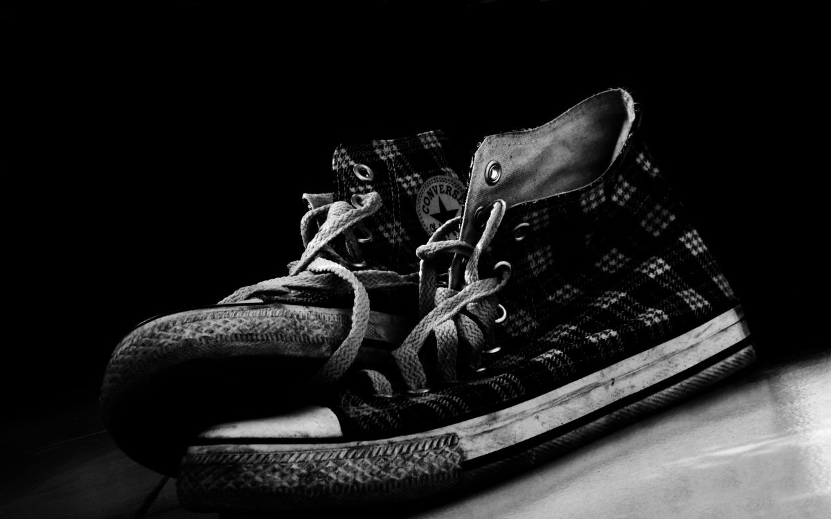 Baskets Converse All Star Noires et Blanches. Wallpaper in 2560x1600 Resolution