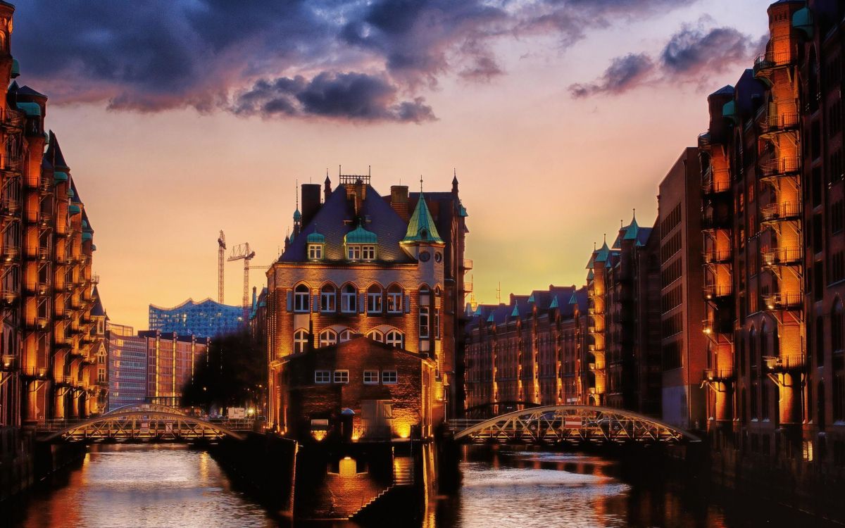 Braunes Und Grünes Betongebäude in Der Nähe Des Flusses Während Der Nachtzeit. Wallpaper in 2560x1600 Resolution