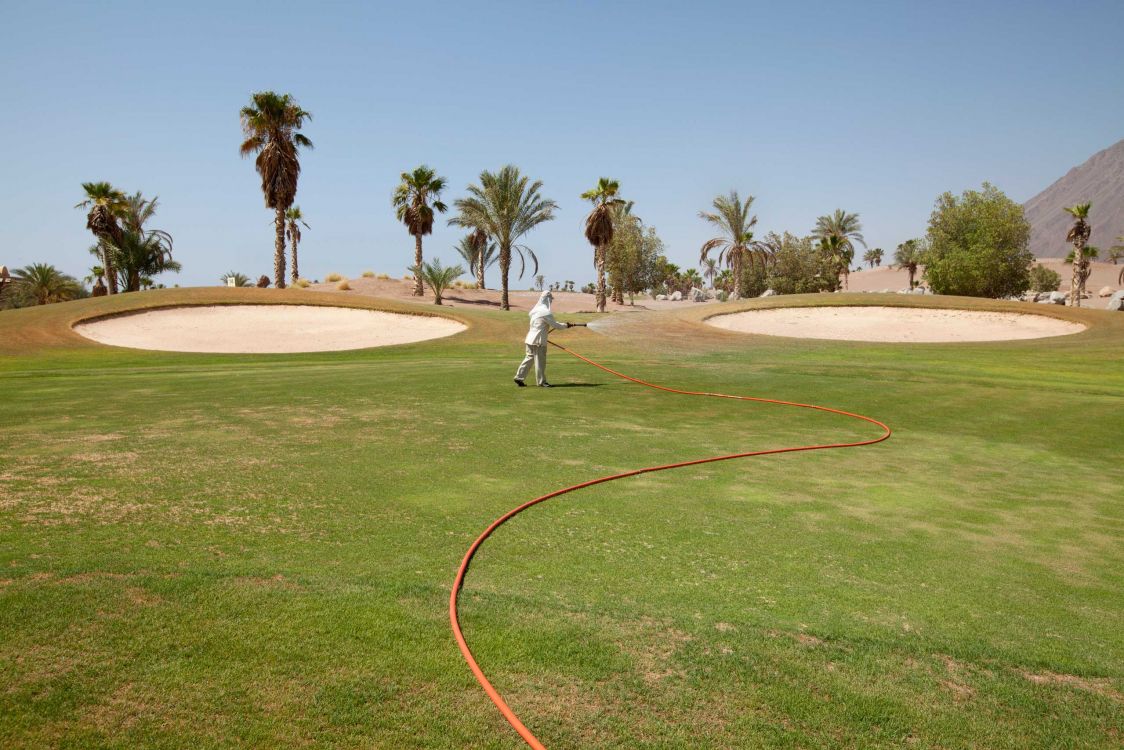 Homme en Chemise Blanche et Pantalon Debout Sur un Terrain D'herbe Verte Pendant la Journée. Wallpaper in 2560x1707 Resolution