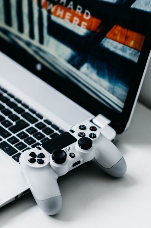 Manette Sony ps 4 Blanche Sur Macbook Pro. Wallpaper in 2714x4086 Resolution