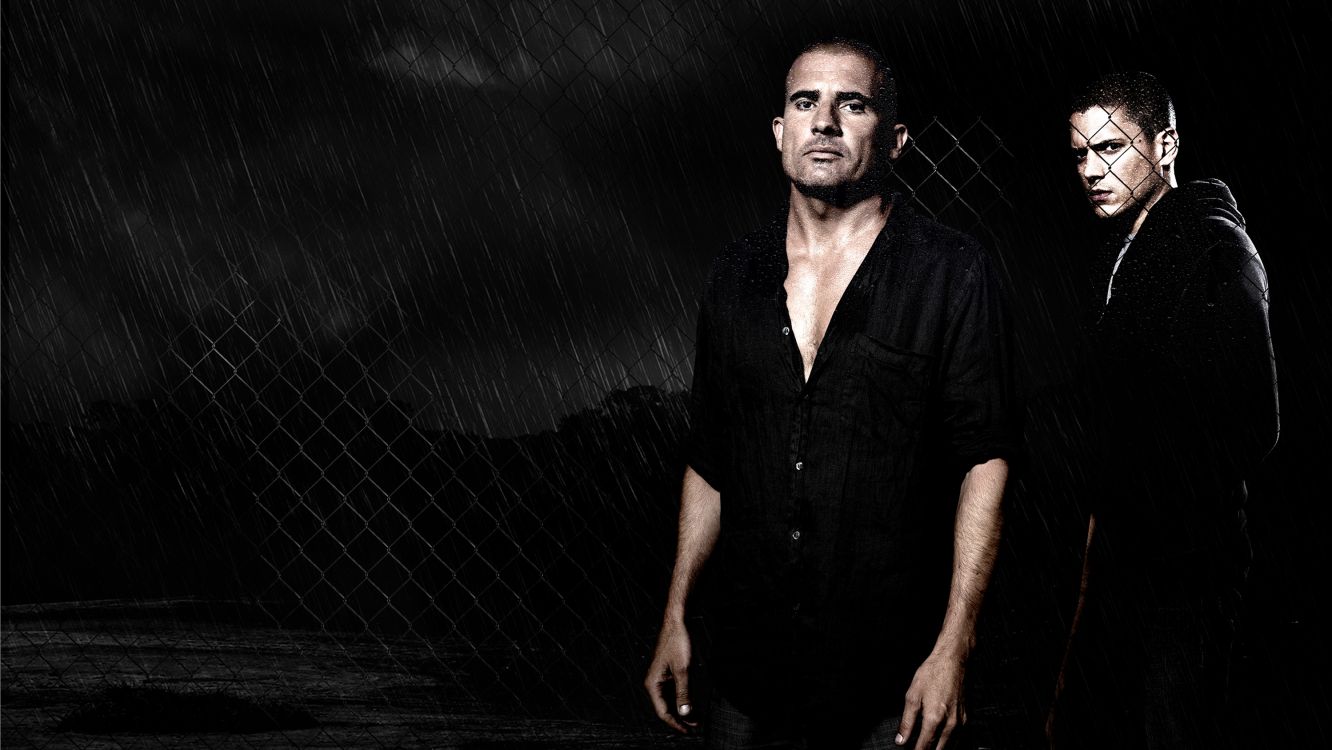 Mann im Schwarzen Hemd Steht Neben Grauem Metallzaun. Wallpaper in 3000x1688 Resolution