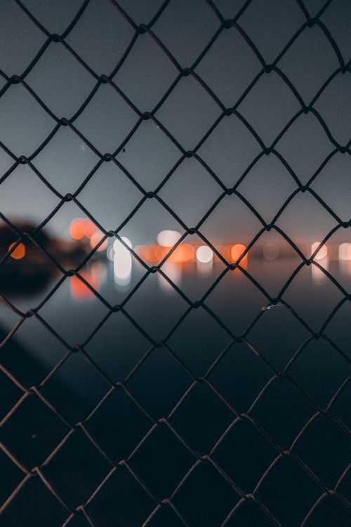 Grauer Metallzaun Mit Sonnenlicht. Wallpaper in 3447x5170 Resolution