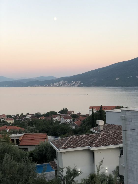 Immobilier, Quartier, Highland, Toit, Gamme de Montagne. Wallpaper in 1536x2048 Resolution