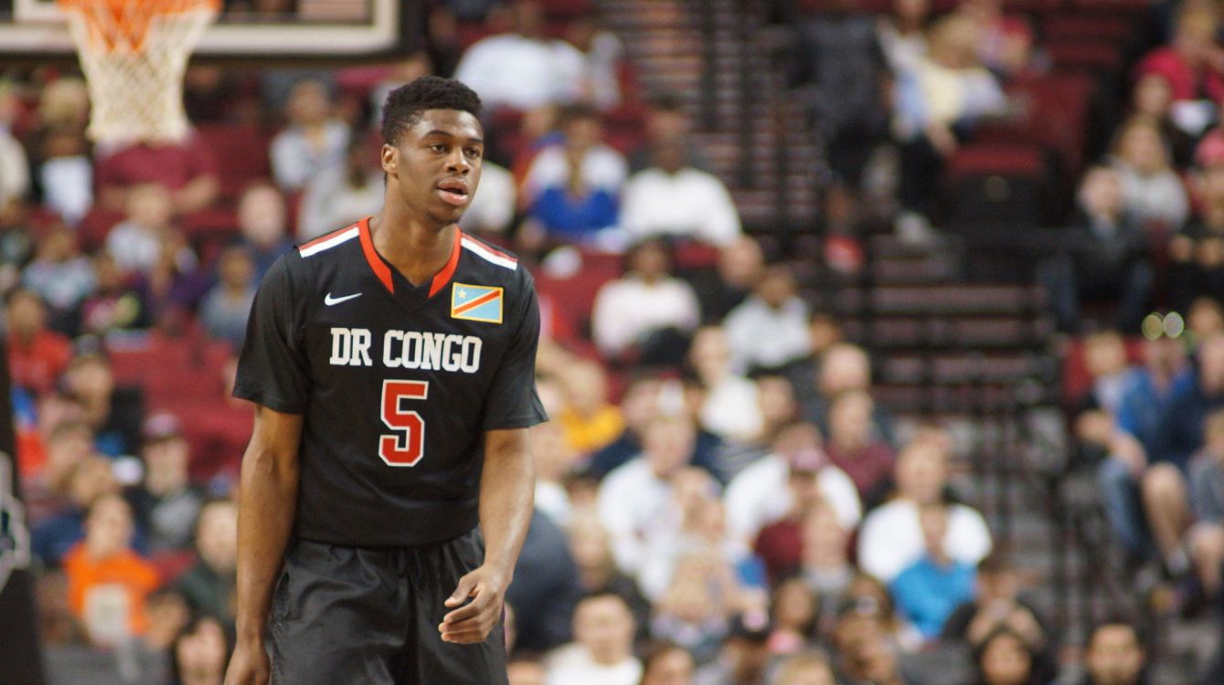 Hombre en Camiseta Blanca y Negra de Nike. Wallpaper in 2048x1147 Resolution