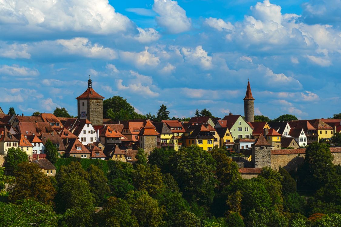 Braun-weißes Betongebäude, Umgeben Von Grünen Bäumen Unter Blauem Himmel Und Weißen Wolken Während. Wallpaper in 3000x2000 Resolution