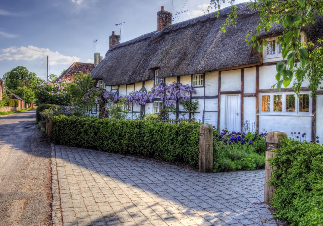 Maison Blanche et Brune Près Des Plantes Vertes Pendant la Journée. Wallpaper in 3264x2283 Resolution
