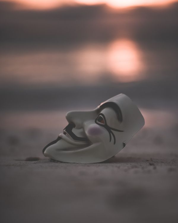 Weiße Keramikfigur Auf Braunem Sand. Wallpaper in 3741x4676 Resolution