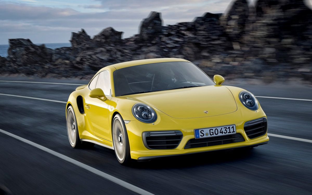 Gelber Porsche 911 Tagsüber Unterwegs. Wallpaper in 2560x1600 Resolution