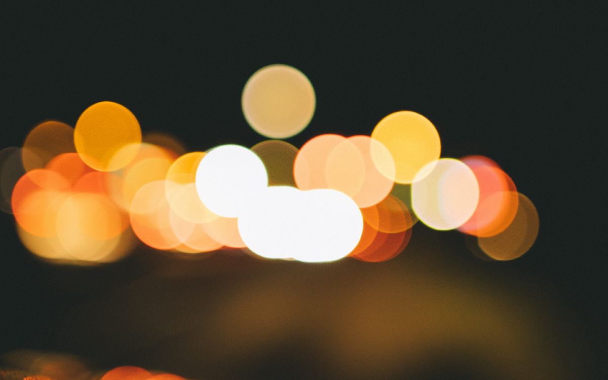 yellow and white bokeh lights