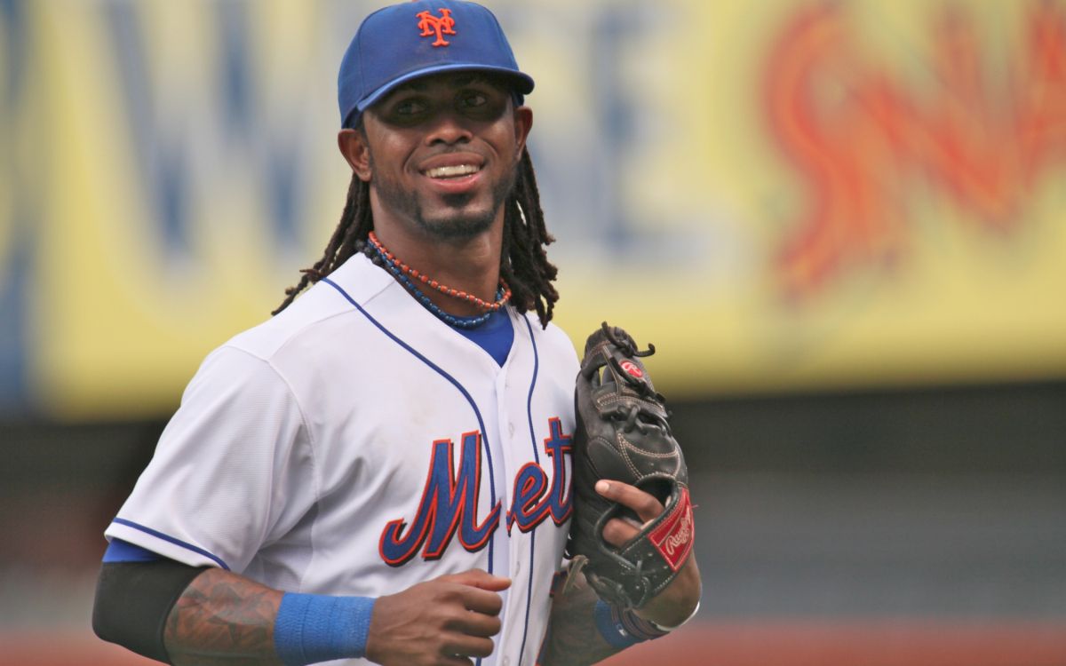 Mann im Weiß-blauen Baseball-Trikot Mit Blauer Baseball-Kappe. Wallpaper in 2560x1600 Resolution