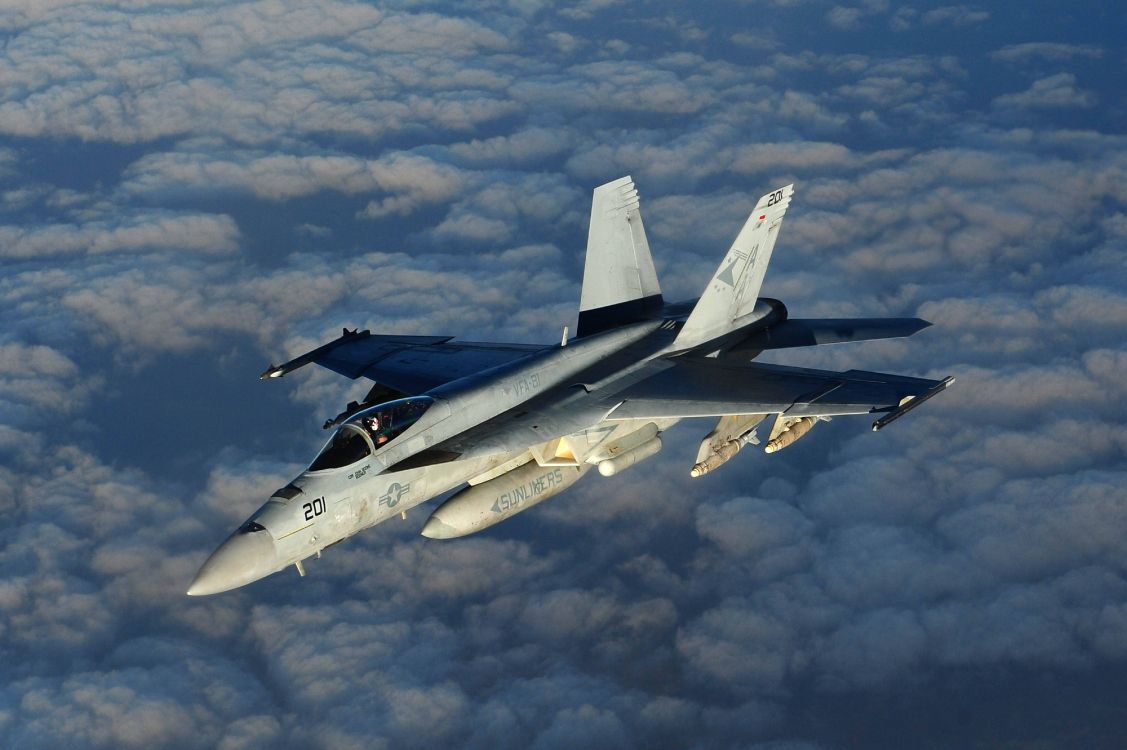 Avion à Réaction Blanc et Noir Volant Sous Des Nuages Blancs Pendant la Journée. Wallpaper in 4256x2832 Resolution