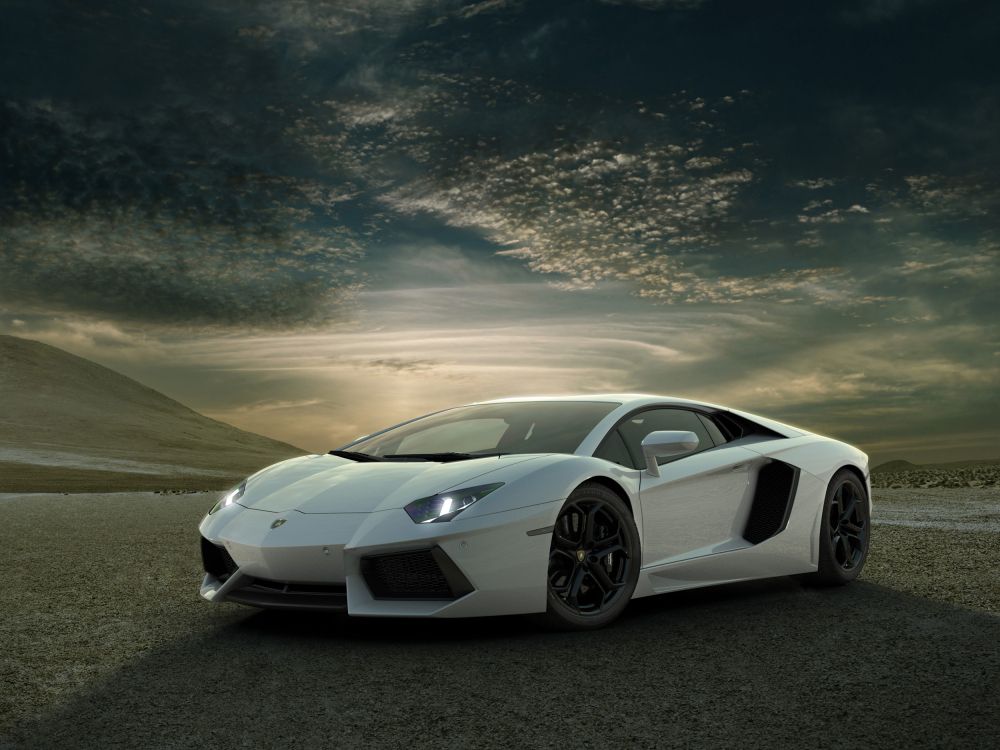 Lamborghini Aventador Blanche Sur Route Asphaltée Grise Sous un Ciel Nuageux Ensoleillé Bleu et Blanc. Wallpaper in 2500x1875 Resolution