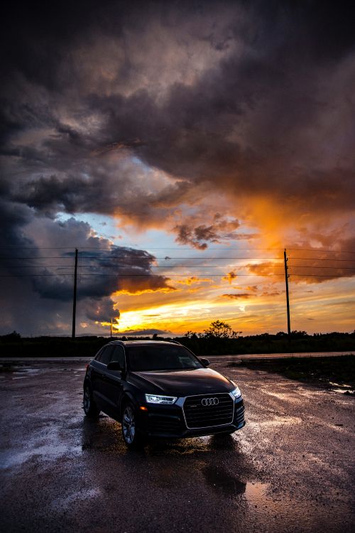 Audi Noir a 4 Sur Route Pendant le Coucher du Soleil. Wallpaper in 4016x6016 Resolution