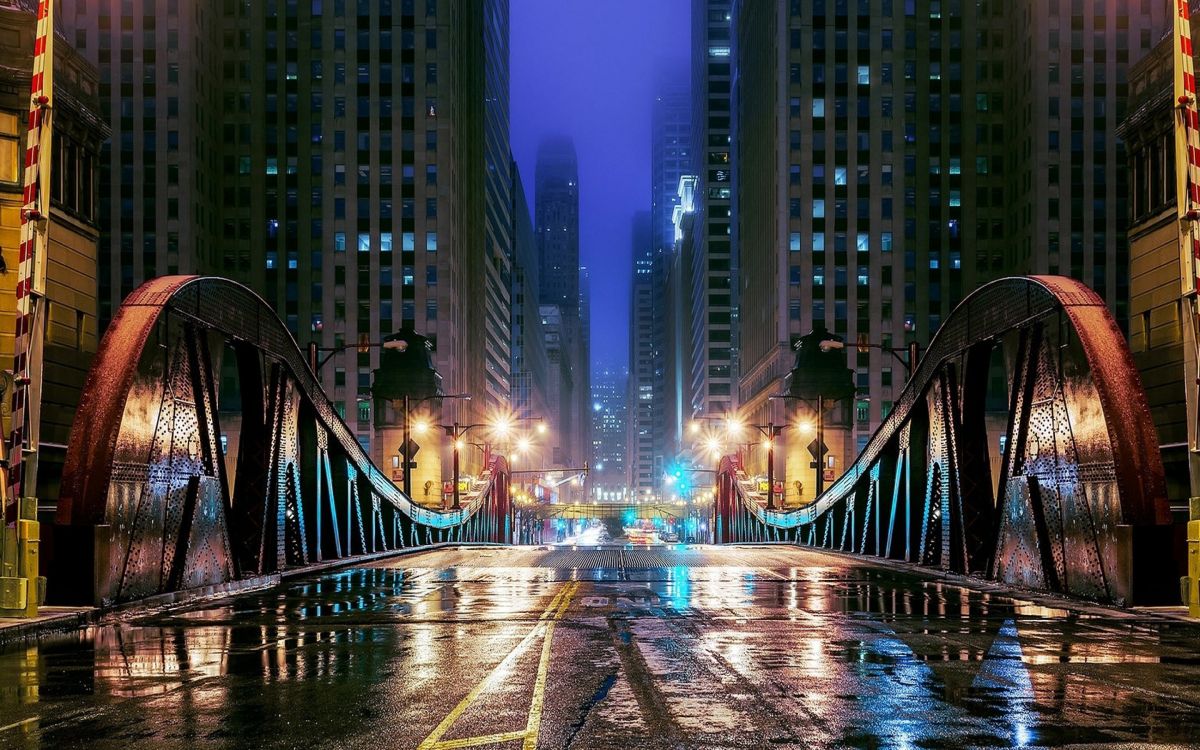 Gente Caminando en el Puente Durante la Noche. Wallpaper in 2880x1800 Resolution