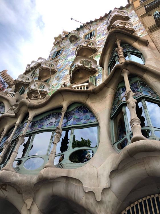 Barcelona, Batll Haus, Car, Architektur, Fassade. Wallpaper in 1536x2048 Resolution