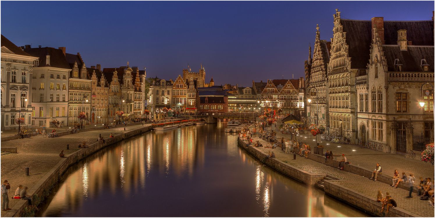 Bâtiments de la Ville Près D'un Plan D'eau Pendant la Nuit. Wallpaper in 3555x1783 Resolution