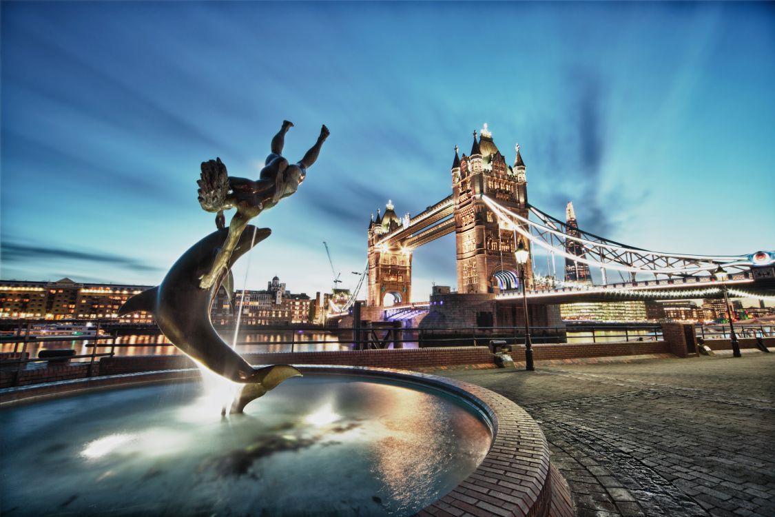 Mann Reitet Pferdestatue in Der Nähe Von Braunem Betongebäude Tagsüber. Wallpaper in 3000x2000 Resolution