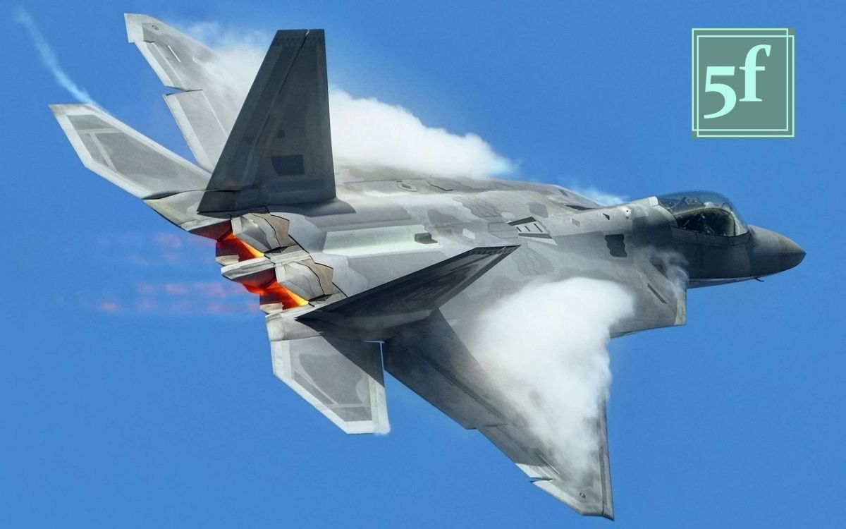 Avion à Réaction Gris Dans Les Airs Pendant la Journée. Wallpaper in 2560x1600 Resolution