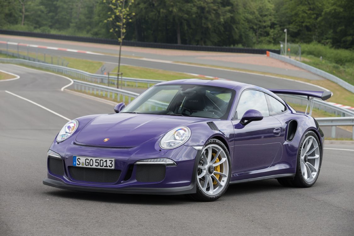 Porsche 911 Violette Sur Piste Pendant la Journée. Wallpaper in 3543x2362 Resolution