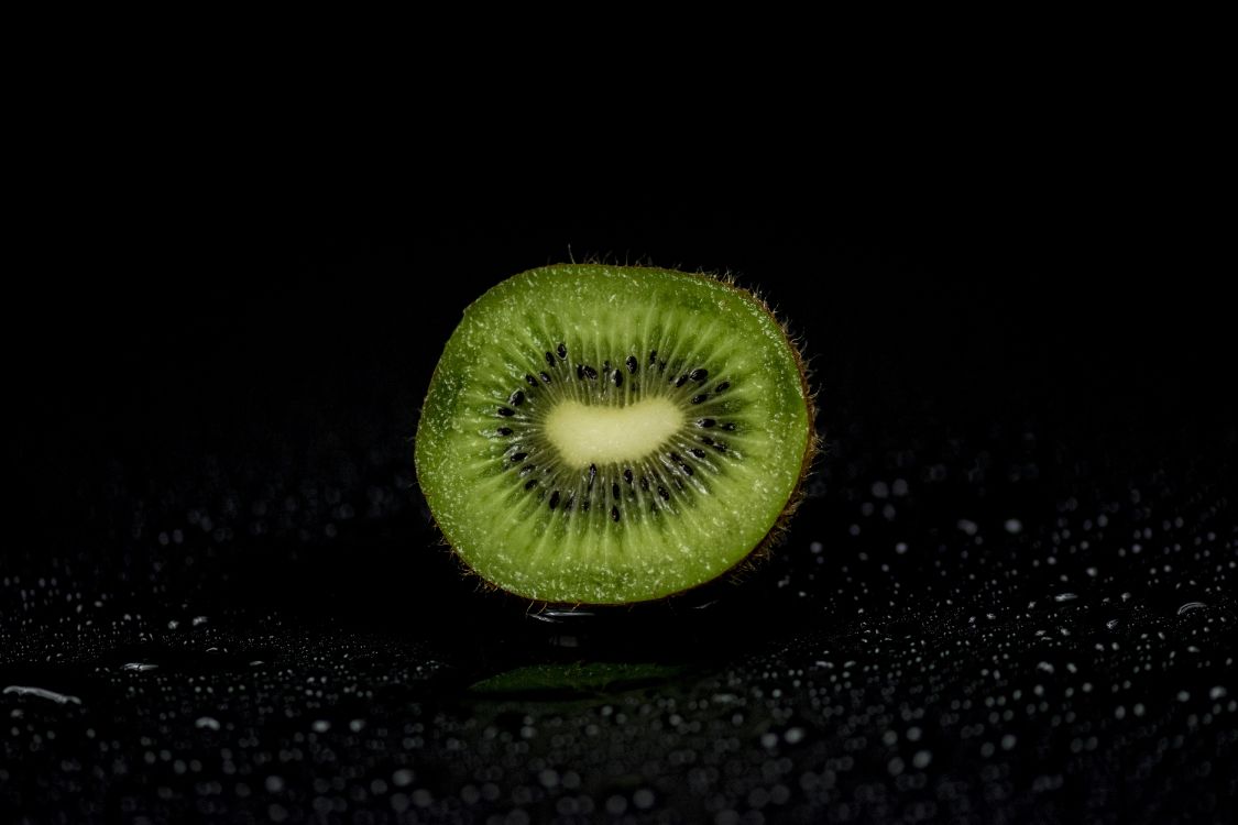 Grüne Runde Frucht Auf Schwarzer Oberfläche. Wallpaper in 6000x4000 Resolution