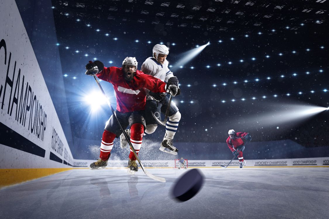 Eishockeyspieler Auf Dem Eishockeyfeld. Wallpaper in 9005x6000 Resolution