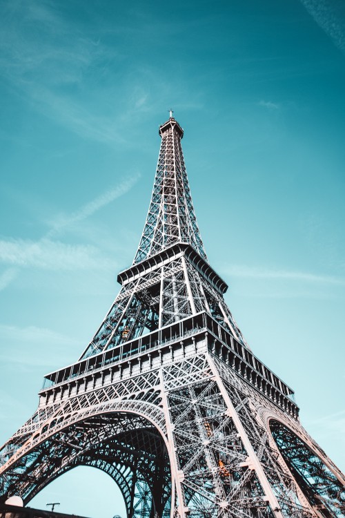 Image eiffel tower under blue sky during daytime