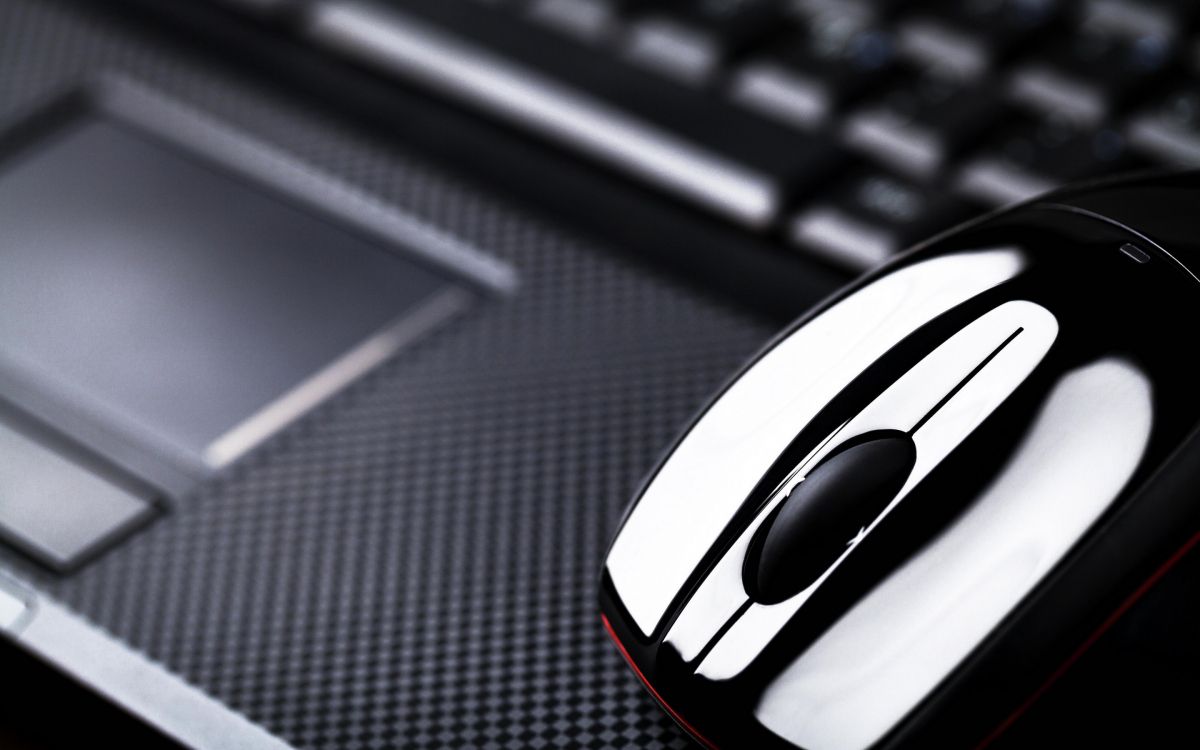 Schwarze Und Rote Kabellose Computermaus. Wallpaper in 2880x1800 Resolution