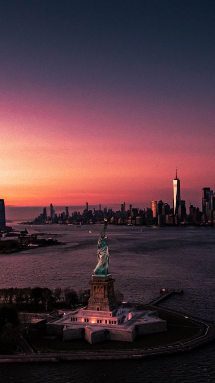 New York, Liberty Tower, Freiheitsstatue, Atmosphäre, Gebäude. Wallpaper in 2160x3840 Resolution