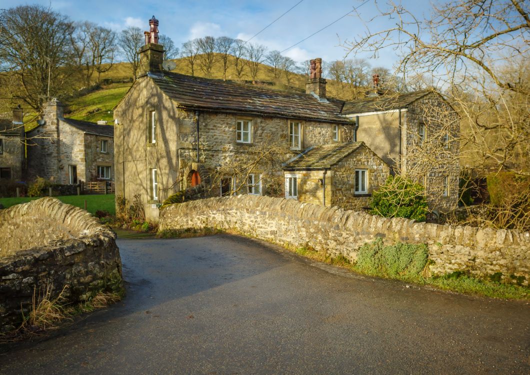 Casa de Ladrillo Marrón Cerca de Árboles y Carreteras. Wallpaper in 3264x2308 Resolution