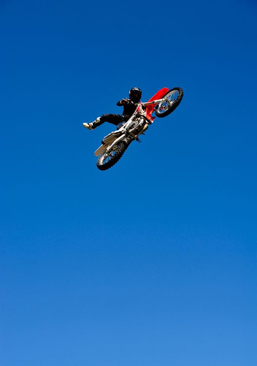 Mann im Roten Und Schwarzen Motocross-Anzug, Der Ein Rotes Und Weißes Motocross-Dirt-Bike Fährt Riding. Wallpaper in 2832x4024 Resolution