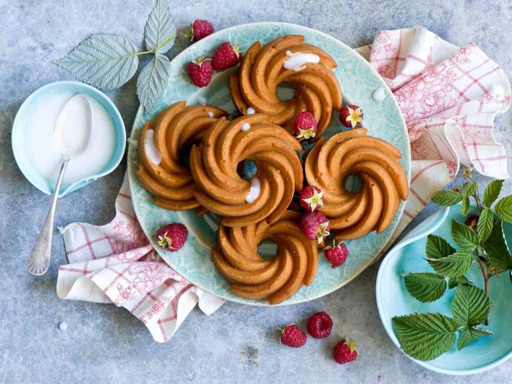 Pâtisserie Ronde Brune et Blanche Sur Une Assiette en Céramique Florale Blanche et Rose. Wallpaper in 2048x1536 Resolution