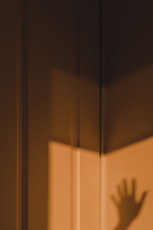 Porte en Bois Marron Avec Mur Blanc. Wallpaper in 3735x5602 Resolution