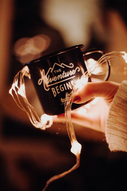 Persona Sosteniendo Una Taza de Cerámica en Blanco y Negro. Wallpaper in 4232x6348 Resolution