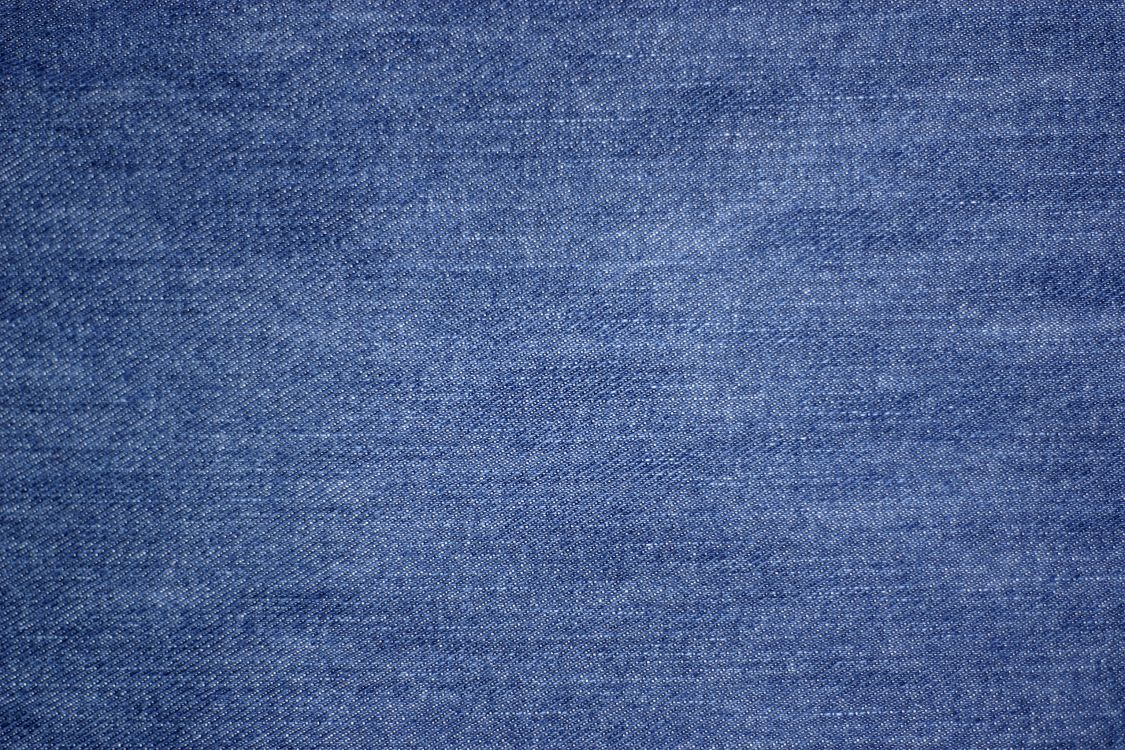 Blaues Textil Auf Braunem Holztisch. Wallpaper in 3072x2048 Resolution