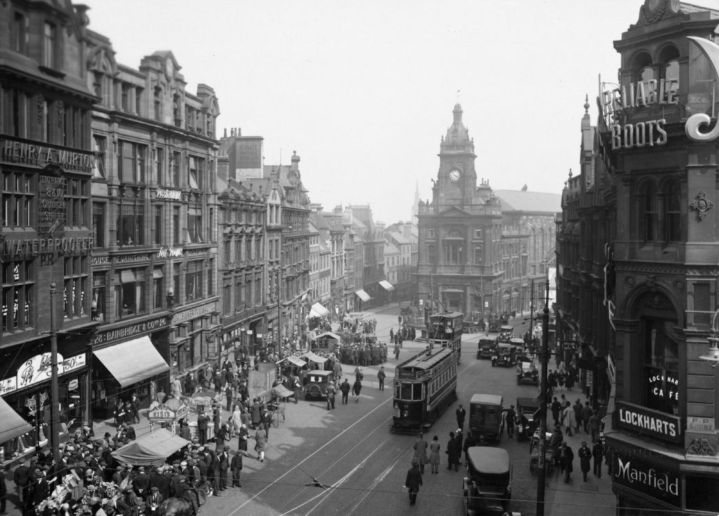 Graustufenfoto Von Menschen, Die Auf Der Straße in Der Nähe Von Gebäuden Gehen. Wallpaper in 3544x2539 Resolution