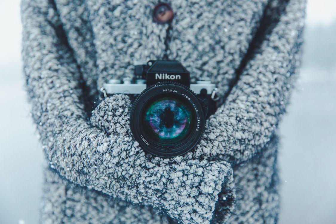 Appareil Photo Reflex Numérique Nikon Noir Sur Textile Gris. Wallpaper in 5760x3840 Resolution