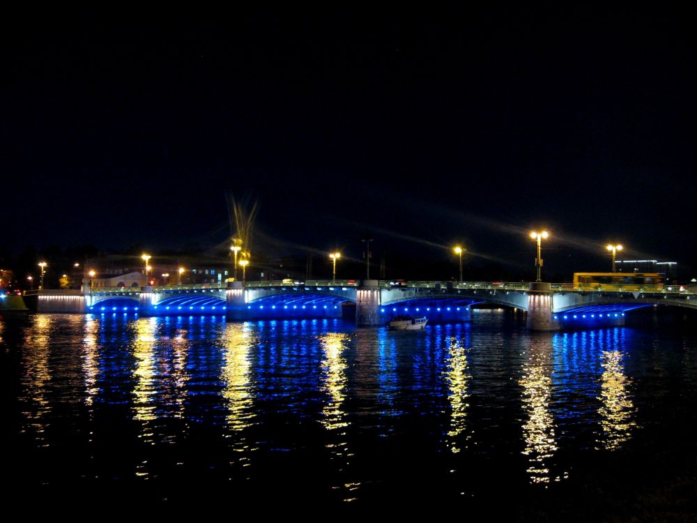 Pont Éclairé Au-dessus D'un Plan D'eau Pendant la Nuit. Wallpaper in 2560x1920 Resolution